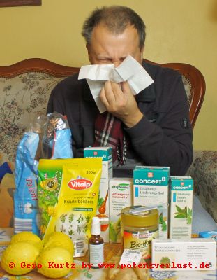 Erkältung - Erkrankte Person mit Medizin